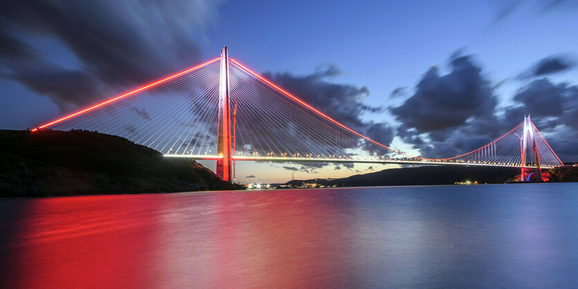 Die große Sultan Selim Brücke in der Dämmerung