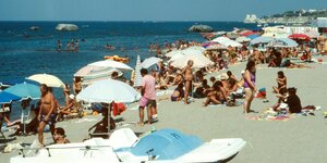 Ein gefüllter Strand in italien 1970