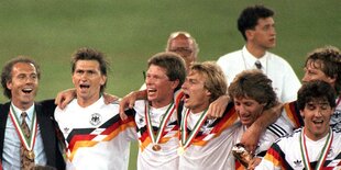 Franz Beckenbauer mit der deuschen Nationalmannschaft im Olympiastadion von Rom.