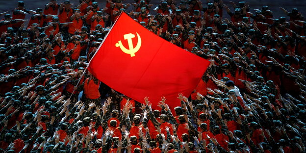 rotgekleidete Menschen huldigen der chinesischen Flagge