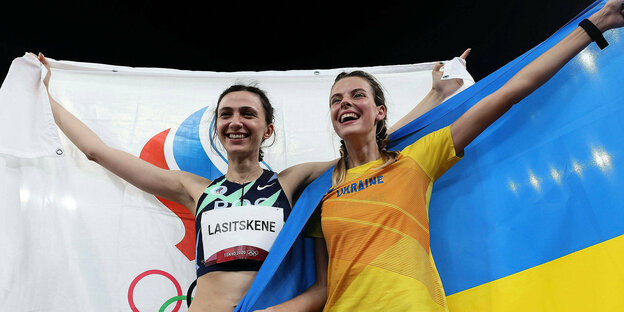 Mariya Lasitskene und Yaroslava Mahuchikh feiern mit den jeweiligen Flaggen ihres Landes