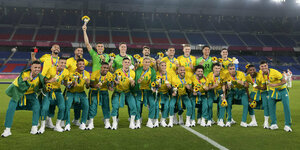Jubelnde brasilianische Fußballer nach ihrem Olympiasieg in Tokio