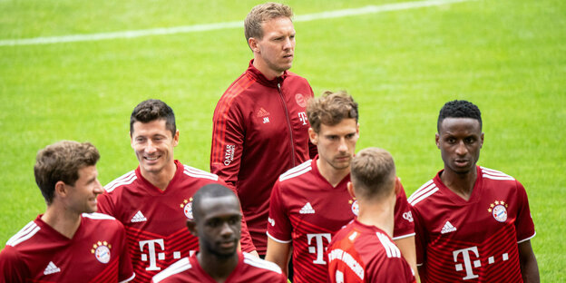 Fußballprofis des FC Bayern München und ihr Trainer Julian Nagelsmann auf dem Trainingsplatz