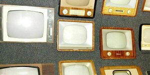 Alte Fernsehgeräte verschiedner Modelle