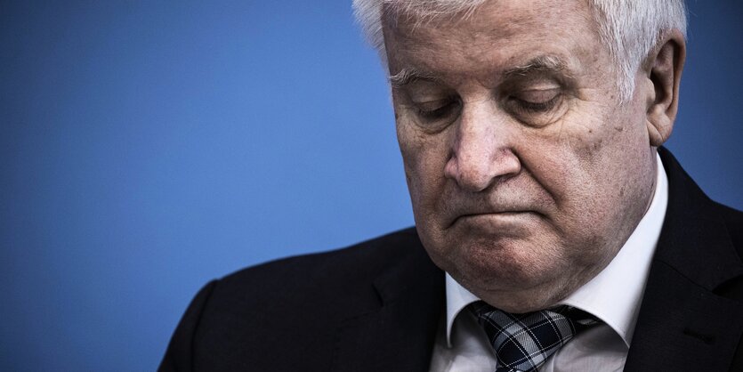 Horst Seehofer blickt nach unten