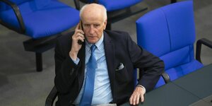 Albrecht Glaser, Kandidat der AFD telefoniert im Bundestag