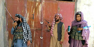Drei Mitglieder der Taliban mit Funksprechgeräten