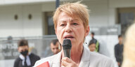 Elke Breitenbach (die Linke) spricht vor dem Ankunftszentrum