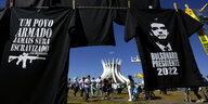 Schwarze T-Shirts hängen an der Leine mit Pro-Bolsonaro Sprüchen bedruckt