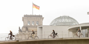 Fahrradfahrer und Fahrradfahrerinnen, im Hintergrund ist der Reichstag