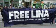 Demonstrierende in Leizpig fordern mit einem Banner die Freilassung von Lina E.