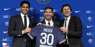 Lionel Messi hält sein neues Trikot in der Hand - gemeinsam mit dem Präsidenten und Sportvorstand von PSG
