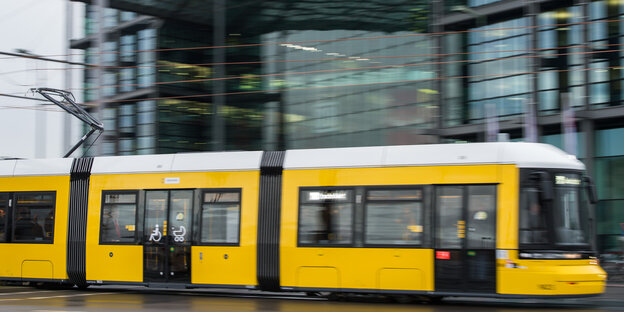 Tram vor Hauptbahnhof