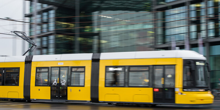 Tram vor Hauptbahnhof