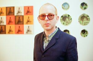 Potrait von Alan McGee mit orangefarbener Sonnenbrille Potrait von Alan McGee mit orangefarbener Sonnenbrille