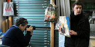 Suzy vonzehlendorf hält eine kleine Leinwand hoch, damit sie fotografiert und gefiltmt werden kann