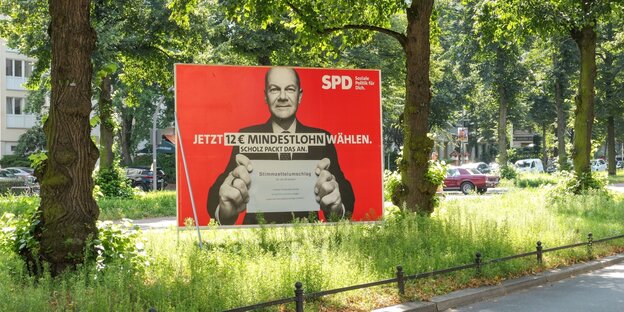 Wahlplakat der SPD auf einem Mittelstreifen in Berlin