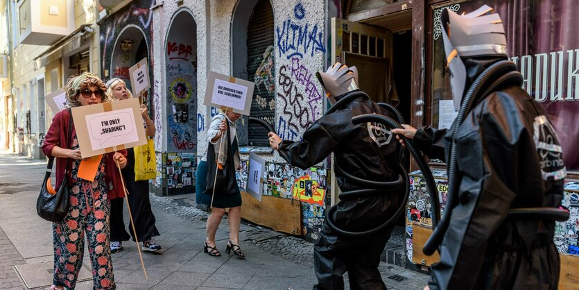 Menschen,d ie Vermieter mimen treffen auf Geisterjäger