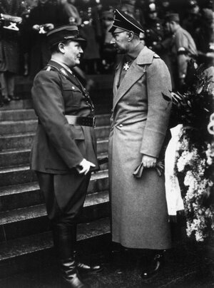 Göring und Wilhelm mit Uniformen beim Begräbnis eines SA-Sturmführers