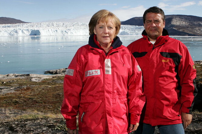 Merkel und Gabriel in roten Funktionsjacken vor einem Gletscher