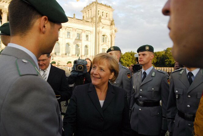 Merkel gratuliert lächelnd Bundeswehr-Rekruten vor dem Reichstag