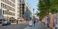 Blick in die Friedrichstraße am Checkpoint Charly, mit neuen Fassaden und Plakataufstellern