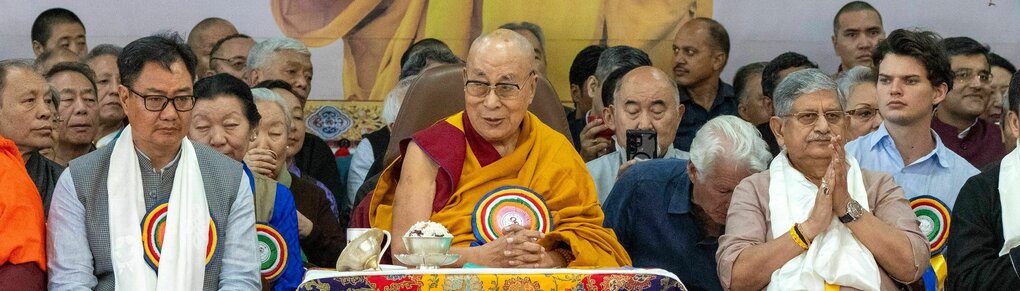 Das geistige Oberhaupt Tibets, der Dalai Lama (M), leitet die Feierlichkeiten zu seinem 90. Geburtstag im Tsuglakhang-Tempel.