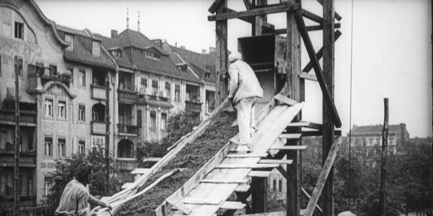 historisches Bild mit Bauarbeitern an einer Schütte in Berlin