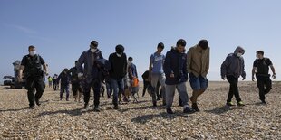 Eine Gruppe von Geflüchteten am Strand von Dungeness