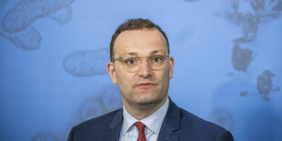 Jens Spahn guckt verdutzt in die Kamera