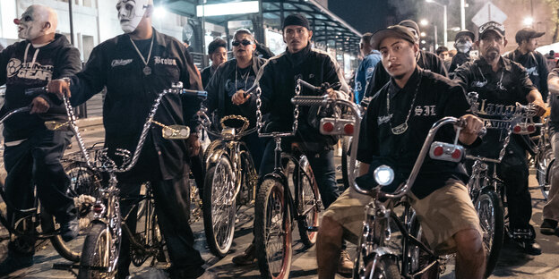 Mitglieder vom mexikanischen Chilango Low Bike Club mit aufgemotzten Fahrrädern