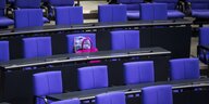 Stühle im Bundestag, auf einem steht eine rosa Handtasche