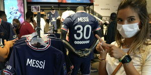 Das neue PSG-Trikot von Messi hängt in einem Fan-Shop.