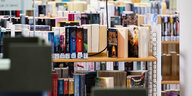 Blick auf Bücherregale in einer Bücherei