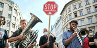 Menschen mit Transparenten wie "Stop Zwangsräumungen": Mehrere hundert Menschen demonstrieren am 27.06.2021 in Berlin-Kreuzberg gegen Zwangsräumungen