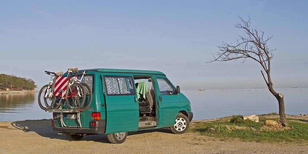 Ein Wohnmobil am Meer