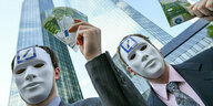 Zwei Männer mit weißen masken stehen vor den Bürotürmen der Deutschen Bank in Frankfurt und halten falsche Geldschein in den Händen