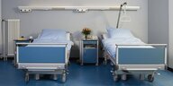 Zwei Krankenhausbetten stehen nebeneinander in einem Krankenzimmer