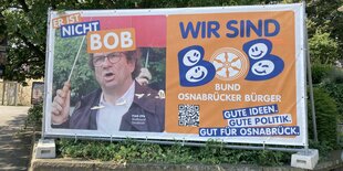 Großplakat: links ein Mann mit Regenschirm, rechts Slogan "Wir sind BOB"