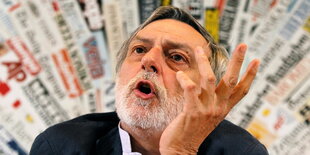 Porträt gestikulierender Gino Strada