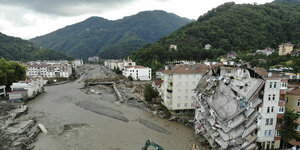 ürkei, Bozkurt: Ein Luftbild zeigt zerstörte Gebäude nach Überschwemmungen und Schlammlawinen.