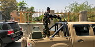 Afghanischer Soldat auf der Rückladefläche eines Geländewagens
