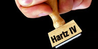 Hand mit Stempel "Hartz IV"