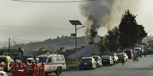 leil: Freiwillige des Libanesischen Roten Kreuzes stehen am Einsatzort in dem Dorf Tleil, an dem ein Tanklastzug explodiert ist.
