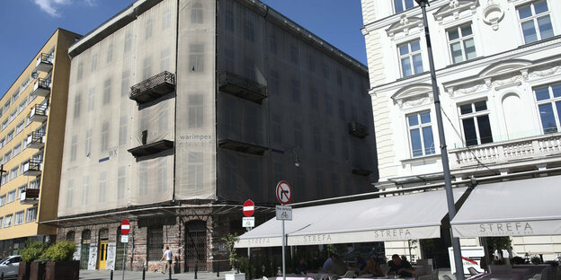 Es sind mehrere mehrstöckige Gebäude in der Prosta-Straße zu sehen