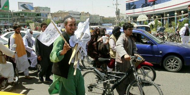 Ein Mann in Herat verkauft Taliban-Flaggen