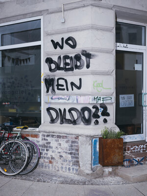 Eine Wand mit folgendem Graffiti: "Wo bleibt mein Dildo?" Eine Wand mit folgendem Graffiti: "Wo bleibt mein Dildo?"