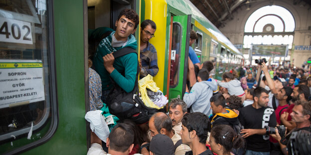 Szene aus 2015 im Bahnhof Budapest, Menschen drängen sich in einen Zug