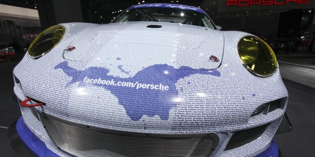 Ein Porsche von vorne mit Werbeaufschrift.