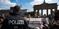 Polizisten und Blockierer*innen vor dem Brandenburger Tor